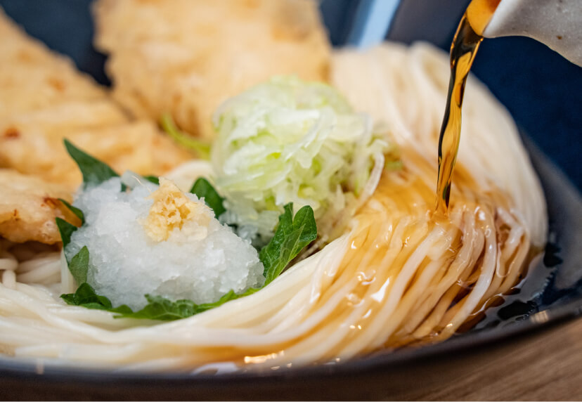 An unforgettable food experience of freshly made hiyamugi,<br>a thin udon-like noodle made from wheat.